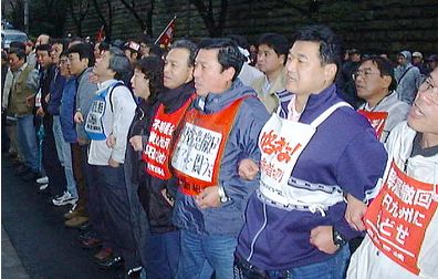 2000年7・1国労臨時大会国労闘争団と家族の決起先頭に、「４党合意」強行採決を実力阻止